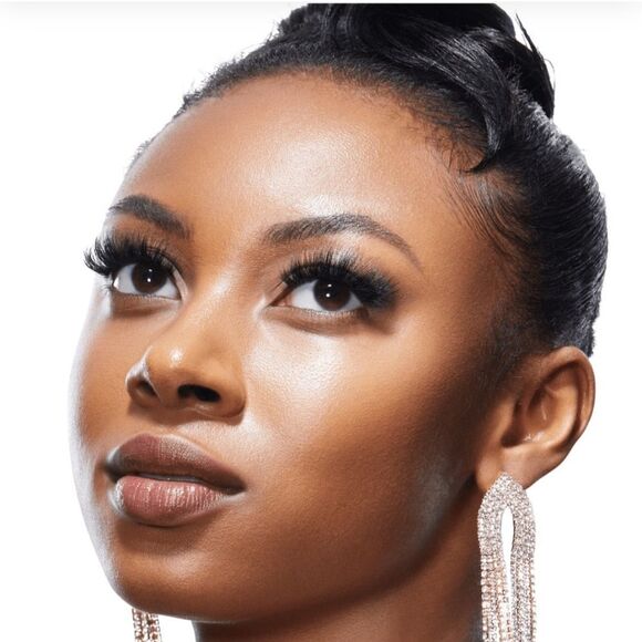 Kiss X Marilyn Monroe Limited Edition Lashes & Nail Set - Picture 4 of 11